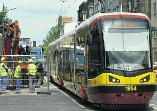 Łódzki tramwaj regionalny już mknie! Choć ?mknie? to słowo...