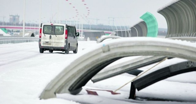 Obwodnica w pobliżu ul. Rakietowej, gdzie potok Kasina podmył nasyp i opóźnił prace