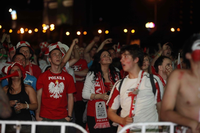 Katowice po odpadnięciu Polski, czyli smutek i... kąpiele w fontannie [ZDJĘCIA]