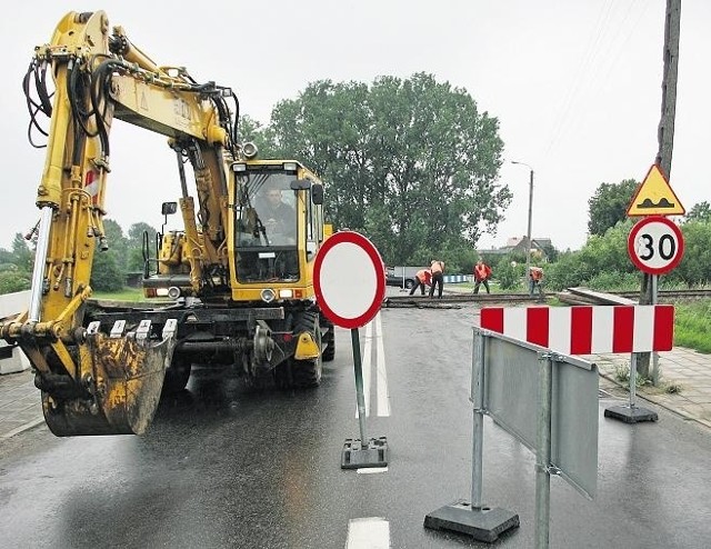 Zamknięte kolejne przejazdy kolejowe dodatkowo utrudnią ruch