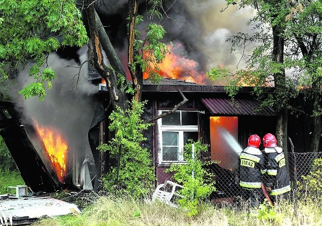 W akcji gaszenia pożaru baraków brało udział aż siedem jednostek straży pożarnej