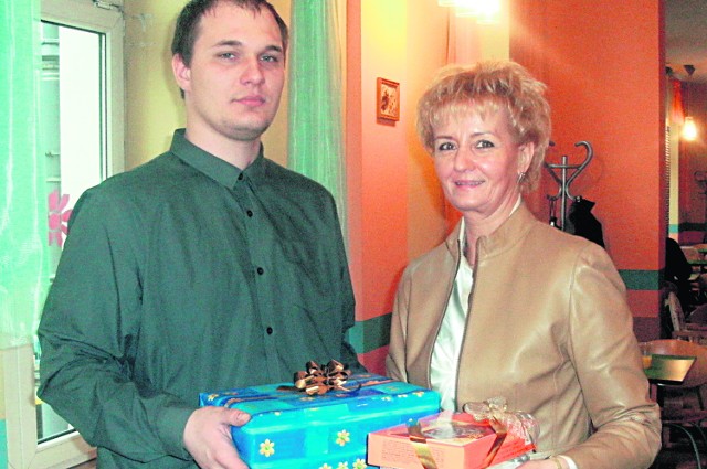 Nagrodę Damianowi Verginowi wręczyła Iwona Gorońska, prezes GSS Społem