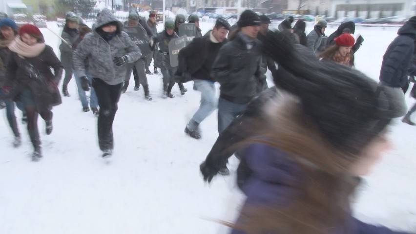 Rocznica stanu wojennego w Katowicach: ZOMO pałuje studentów