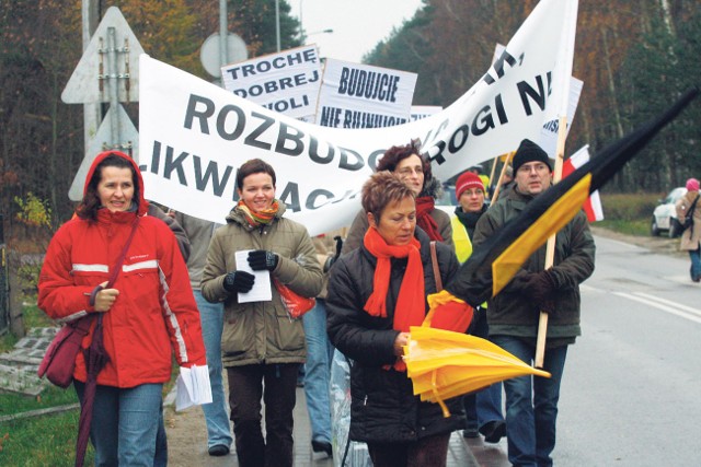 Mieszkańcy blokowali drogę przy lotnisku 14 listopada br.