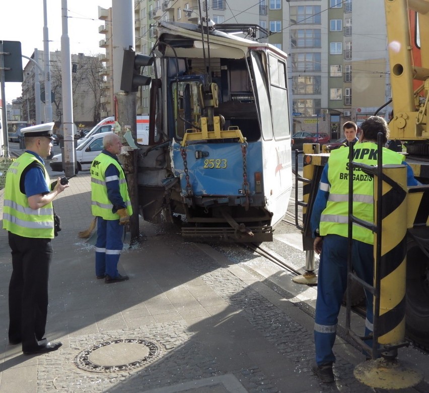 Wypadek tramwajów na ul. Jedności Narodowej (ZDJĘCIA)