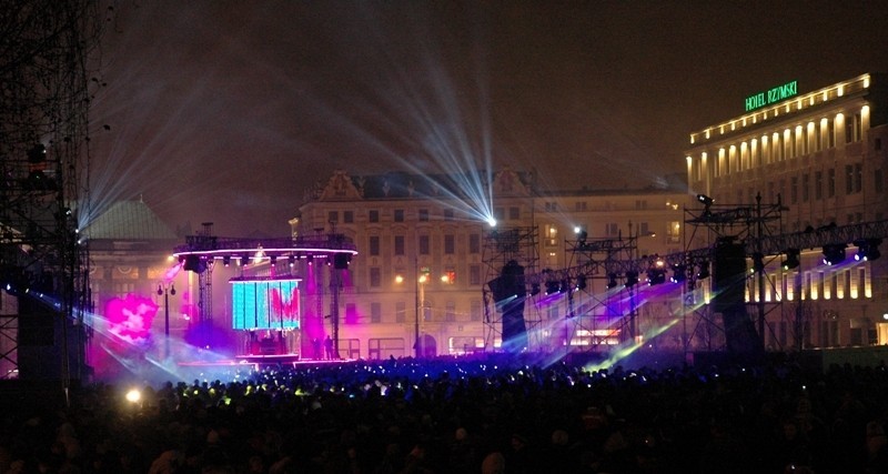 Tak w Sylwestra poznaniacy bawili się na Placu Wolności w...