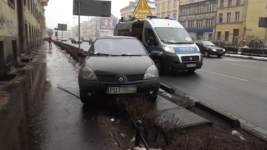 Wrocław: Samochodem w żywopłot przy ul. Kazimierza Wielkiego (ZDJĘCIA)