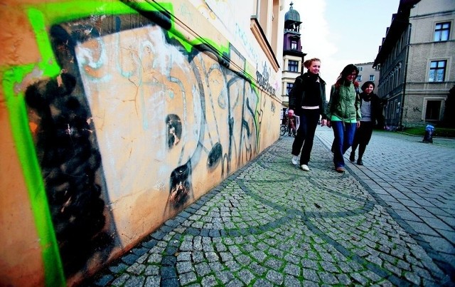 Policja i straż miejska nie potrafią uchronić murów przed wandalami. Czy poradzą sobie z tym ochroniarze?