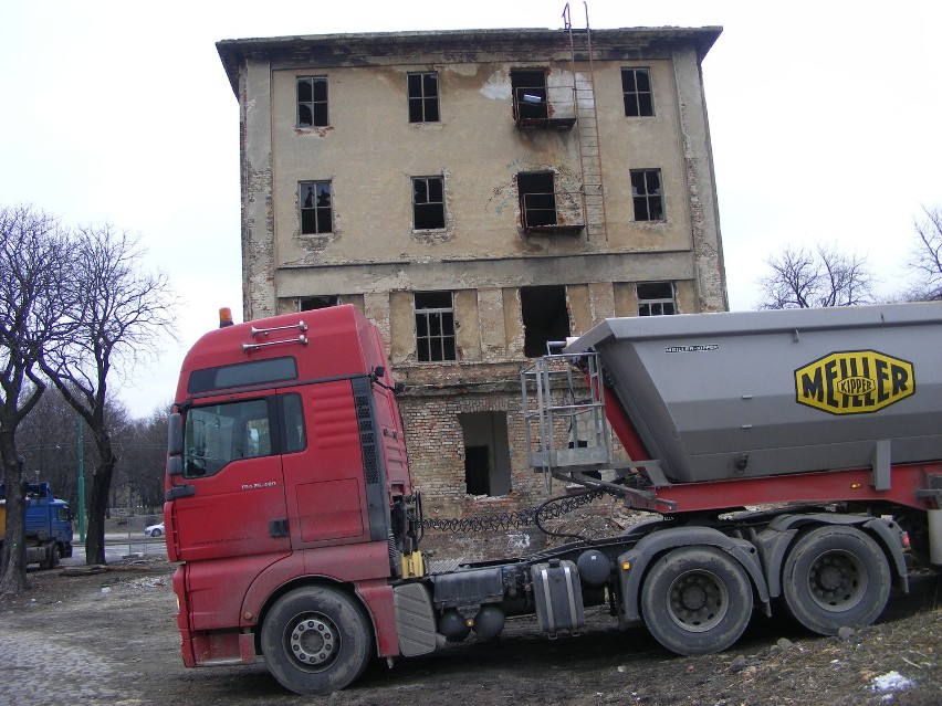 Trwa rozbiórka budynków na Wolnych Torach