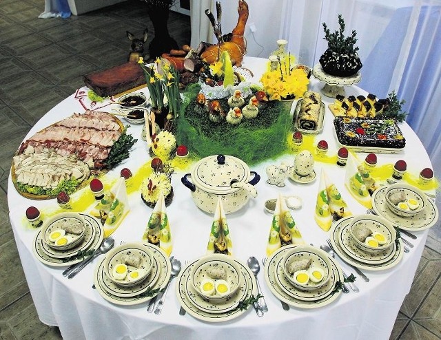 Wspaniały  tradycyjny wielkanocny stół przygotowany przez firmę wędliniarską Lenarcik na specjalną galę Ogólnopolskich Wielkanocnych Konkursów Wędliniarskich
