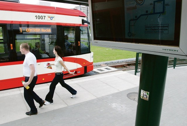 Węzły przesiadkowe, jak ten na Chełmie, powstają z myślą o wygodzie pasażerów autobusów i tramwajów