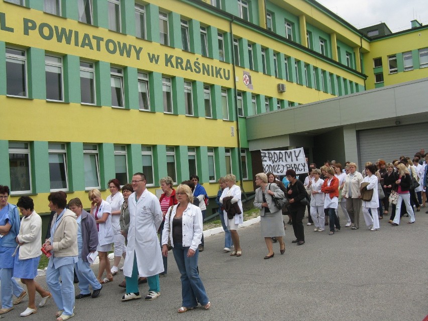Kraśnik: Pielęgniarki i lekarze protestowali przed szpitalem