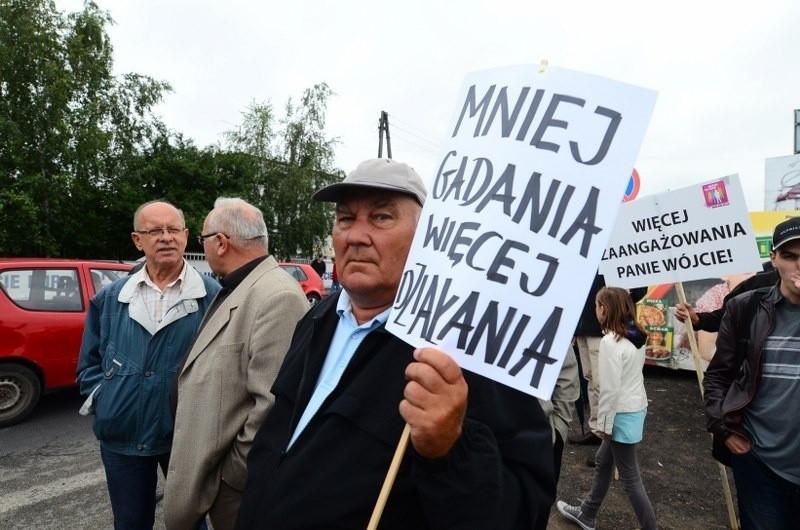 Pikieta mieszkańców Plewisk, którzy domagają się budowy...