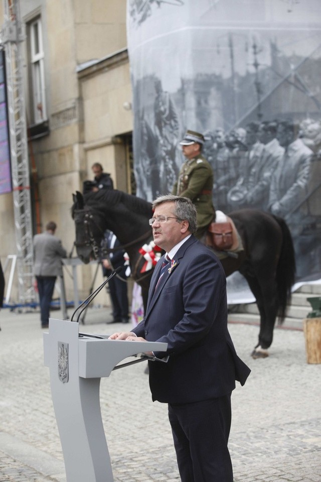 Bronisław Komorowski, prezydent RP:O powrocie Śląska do Polski: "Wielu Ślązaków za ten śląsko-polski sen, za polsko-śląskie marzenie zapłaciło życiem, zapłaciło walką w trzech kolejnych powstaniach śląskich".O konfliktach: "Przed laty nie wszyscy mieszkańcy Górnego Śląska chcieli przyłączenia tej ziemi do Polski, byli też Ślązacy, którzy czuli się Niemcami, a ostre podziały dzieliły nie tylko gminy i miasta, ale także śląskie familoki, a czasami nawet poszczególne śląskie rodziny. O tym pamiętamy, ale czcimy pamięć tych, którzy swą krwią przelaną w powstaniach śląskich mocno, na wieki, złączyli tę zmienię z polską macierzą". "Jednocześnie z przyznaniem części Śląska Polsce - zauważył - dokonał się podział historycznego obszaru Górnego Śląskiego, co było dla wielu ludzi bolesne, a wiele rodzin musiało zmienić swoje miejsce zamieszkania. Tak jest w życiu - czasami przez ból idziemy ku lepszej przyszłości".O roli Śląska w Polsce: "Po przyłączeniu do Polski Górny Śląsk stał się prawdziwą perłą w koronie Rzeczpospolitej, która zyskała szansę na nowoczesność i silne państwo, przerwaną jednak po wybuchu wojny.  (...) Bez śląskiego przemysłu, bez naturalnych skarbów, bez pracowitości i talentu Ślązaków Rzeczpospolita w moim przekonaniu wegetowałaby jako zacofane rolnicze obrzeże nowoczesnej międzywojennej Europy" jednocześnie z przyznaniem części Śląska Polsce - zauważył - dokonał się podział historycznego obszaru Górnego Śląskiego, co było dla wielu ludzi bolesne, a wiele rodzin musiało zmienić swoje miejsce zamieszkania. "Tak jest w życiu - czasami przez ból idziemy ku lepszej przyszłości".O niesprawiedliwości i Wojciechu Korfantym: "Trzeba też uczciwie powiedzieć, że za śląską ofiarę krwi i późniejszą pracowitość mieszkańców tej ziemi nie zawsze odpłacano dobrą monetą. Zwłaszcza po roku 1926 r. polsko-śląskie relacje zostały wciągnięte w tryby "polskiej partyjnej polityki". W tym kontekście przypomniał losy Wojciecha Korfantego, który za czasów sanacji trafił do więzienia. O krzywdach: "Prawdziwy dramat - mówił Komorowski - przyniosła tej ziemi II wojna światowa i niemiecka okupacja, szczególnie tępieni byli wówczas powstańcy śląscy; wielu Ślązaków było wcielanych do niemieckiej armii i zmuszanych do walki za obcą sprawę. Wiele krzywd spotkało Ślązaków także ze strony komunistycznej władzy. Wiele z nich nie zyskało nawet moralnego zadośćuczynienia, co musi boleć, co bardzo boli pokrzywdzonych i ich rodziny". O autonomii: Komorowski zaapelował, by dziś nie wracać do dawnych podziałów. Pojawiające się koncepcje autonomii uznał za anachroniczne, wskazując na konieczność pogłębienia samorządności, z uwzględnieniem obszarów tak zurbanizowanych, jak Śląsk. "Nie da się dwa razy wejść do tej samej płynącej wody. Nie da się i nie warto tego próbować". O stanie wojennym: "Jak powietrza potrzebujemy wszyscy śląsko-polskiej solidarności. Tej samej solidarności, którą tak bardzo cenią sobie ludzie całego naszego pokolenia - pokolenia ludzi Solidarności" - powiedział prezydent, wspominając wkład mieszkańców Śląska w odzyskanie niepodległości, w tym górników z kopalń "Wujek" i "Piast". O metropolii: Od wielu lat jestem zwolennikiem "ustroju metropolitalnego". Może on "dobrze służyć" nie tylko na Górnym Śląsku, ale też w Trójmieście, Warszawie, Wrocławiu czy Łodzi. Może nie warto nazywać tych projektów metropolitalnymi - to mogą być projekty aglomeracyjne. (&#8230;) Jestem przekonany, że pogłębienie samorządności - także z uwzględnieniem obszarów tak wysoko zurbanizowanych, jak Śląsk - może być dla Śląska niesłychanie korzystne, a nie właśnie jakieś pomysły trochę z lamusa historii wyciągane. (&#8230;) Trzeba iść do przodu, tzn. szukać optymalnych rozwiązań w obszarze ustroju samorządowego". O języku śląskim: "Senator Maria Pańczyk-Pozdziej jest dla mnie autorytetem końcowym w tym zakresie. Szanuję i podzielam jej poglądy, więc uważam, że nie ma co wymyślać języka śląskiego, tylko trzeba zadbać dobrze o gwary śląskie. (&#8230;) Sam pomysł, by budować język poprzez ustawy wydaje się być czymś dziwnym. Język albo jest, albo go nie ma - od ustawy nic nie przybędzie" CZYTAJ WIĘCEJKomorowski: Wieczna chwała bohaterom walk o polskość Śląska, ale nie zapominajmy, że część Ślązaków czuła się Niemcami