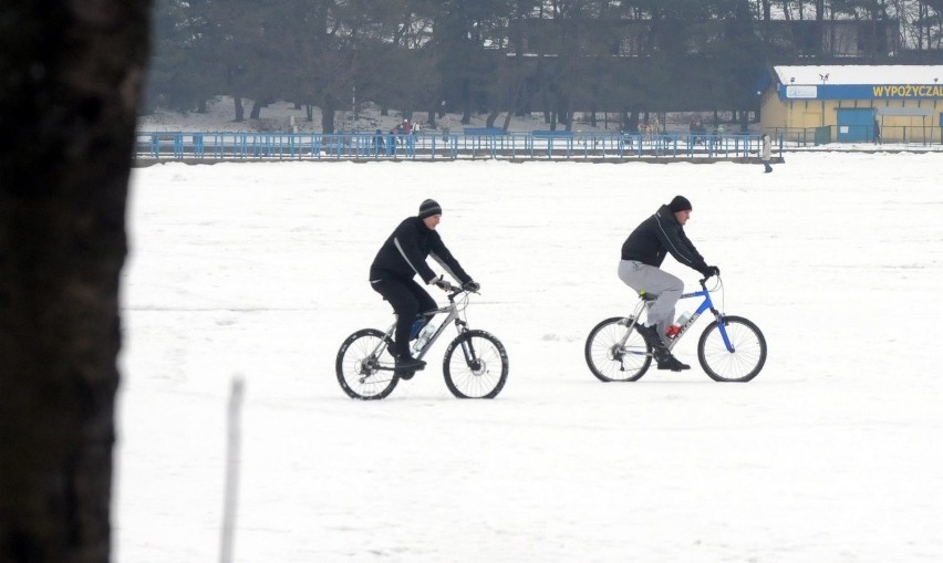 Niedzielny spacer po zamarzniętym zalewie Zemborzyckim (FOTO)