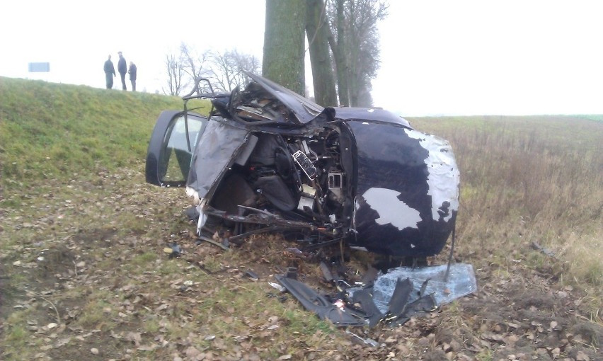 Wypadek w Czułczycach: Auto owinęło się wokół drzewa, kierowca wyszedł bez szwanku (zobacz ZDJĘCIA)