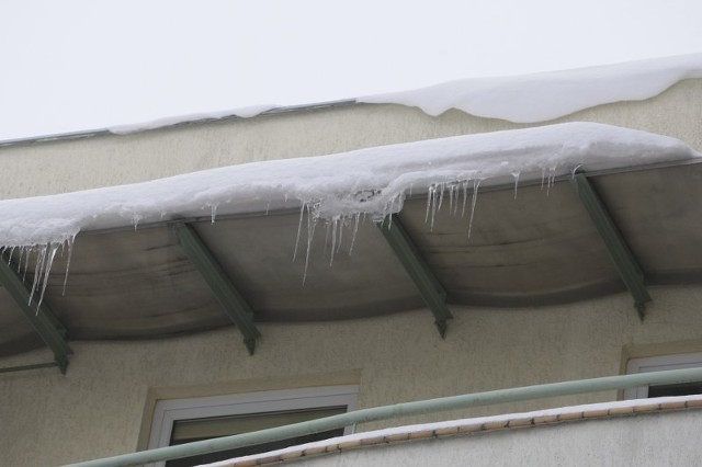 Śnieg z balkonów trzeba usuwać - tak stanowi regulamin porządku domowego w Spółdzielni Mieszkaniowej Osiedle Młodych w Poznaniu