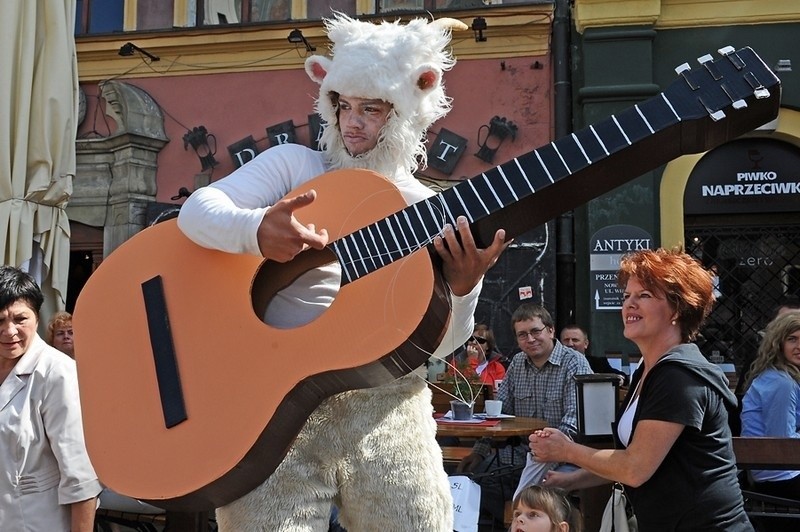 Happening gitarowy na Starym Rynku w Poznaniu