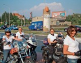 Cztery kobiety na motocyklach, z bursztynem