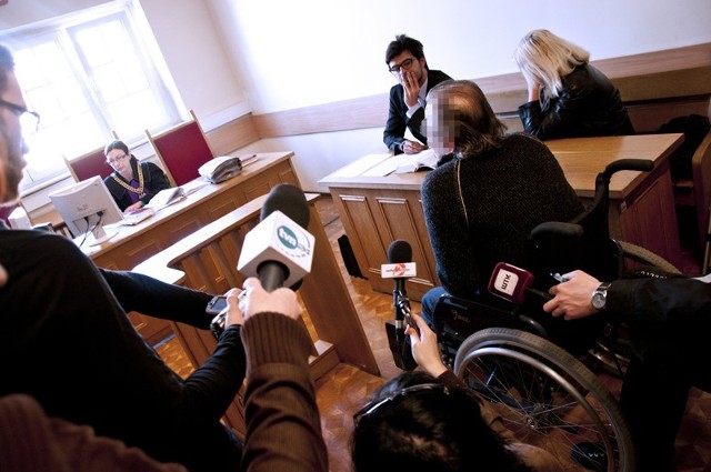 Oskarżony przyjechał do sądu na wózku inwalidzkim.