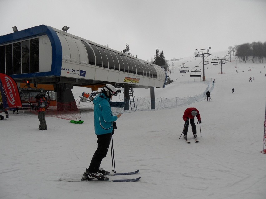 W Beskidach wrócił mróz i sypie śnieg. Wyśmienite warunki narciarskie