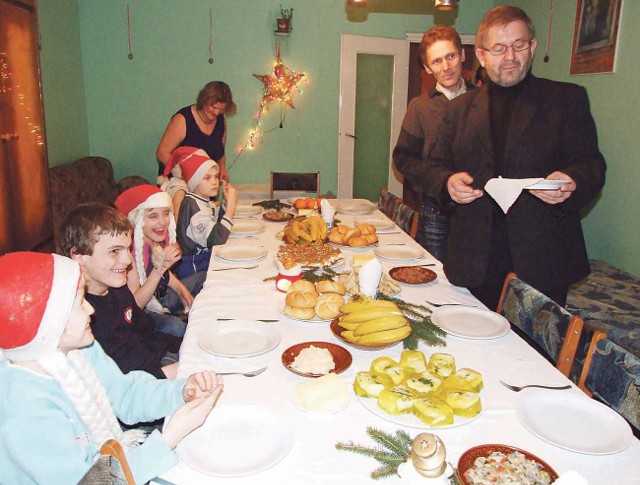 Władysław Ornowski (z prawej) dzieli się z rodziną Erlichów opłatkiem w ich domu