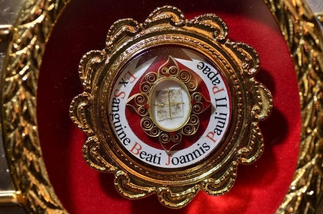 Podczas uroczystej mszy św. wniesiono do katedry relikwie Jana Pawła II, które na stałe zostaną złożone w katedralnym skarbcu.