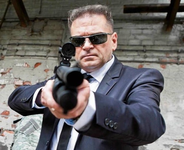 Detektyw Krzysztof Rutkowski wozem opancerzonym chce zablokować rondo w Żywcu.