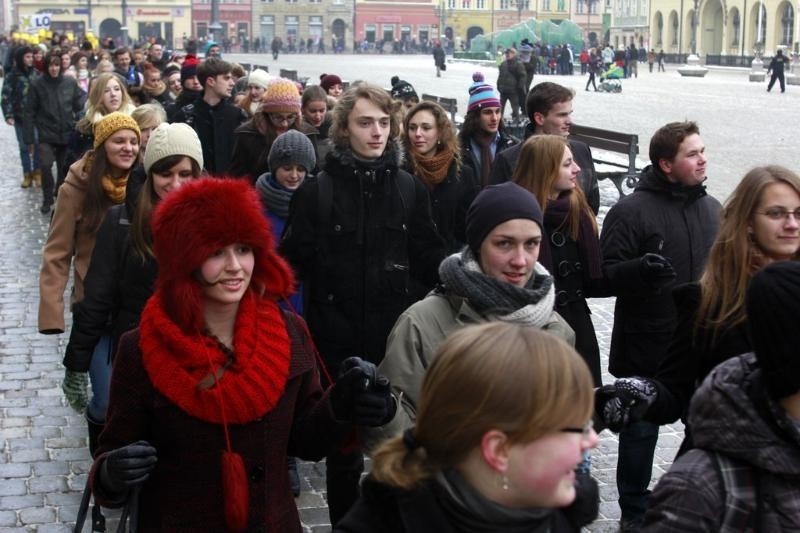 Wrocław: Polonez dla Fredry 2013 - maturzyści zatańczyli na Rynku (FILMY, ZDJĘCIA)