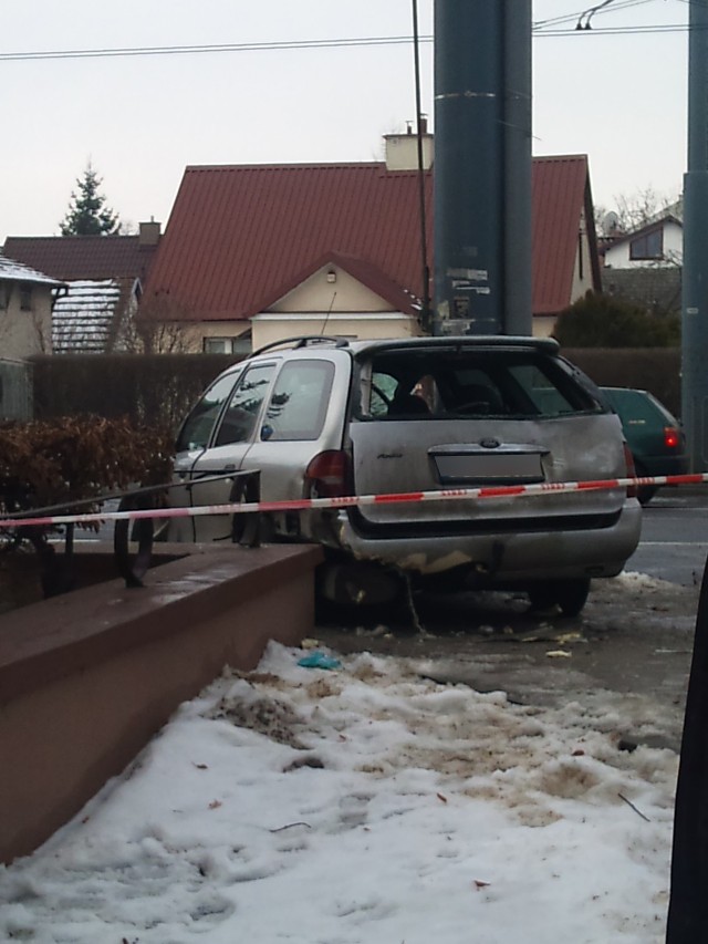 Na ul. Kunickiego ford wjechał w przystanek. Dwie osoby są ranne