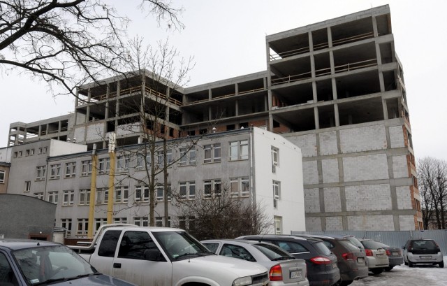 Budowa nowego gmachu Centrum Onkologii na razie stoi