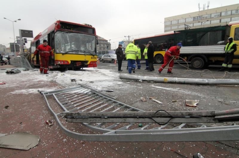 Wrocław: Autobus staranował przystanek na pl. Jana Pawła II. Jedna osoba nie żyje (ZDJĘCIA, FILM)