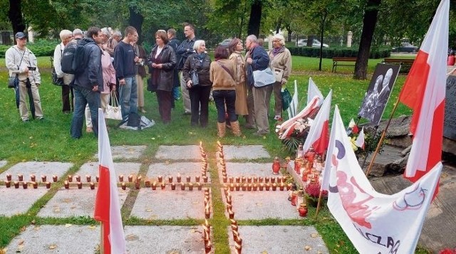 Część uczestników apelu, mimo interwencji ochrony, została pod pomnikiem do godz. 20