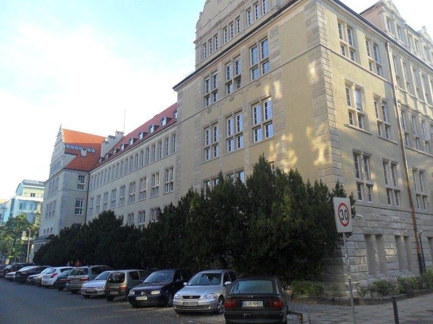 Budynek Politechniki Wrocławskiej już po remoncie (ZDJĘCIA)