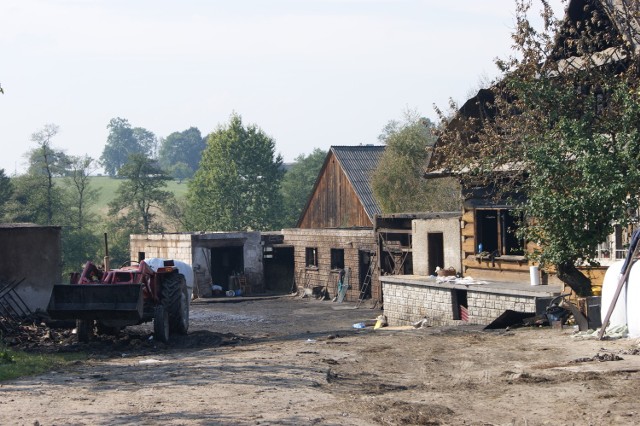 Zagroda Władysława Fudali jeszcze kilka dni temu była najprężniej działającą w całej okolicy. Dziś pozostały z niej jedynie dalej się tlące zgliszcza i pozostałości