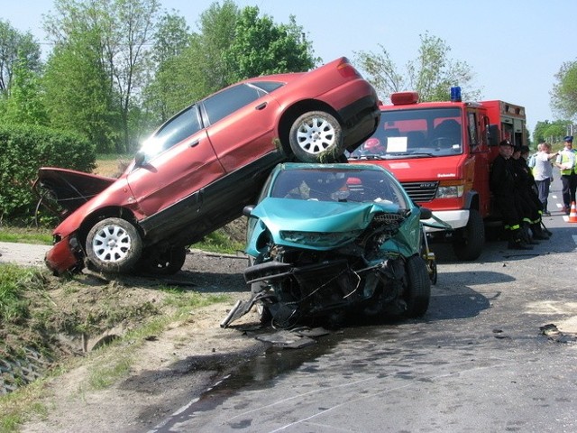 4 maja: W miejscowości Krzywostok (powiat zamojski) zderzyły się dwa samochody osobowe. Dwie osoby trafiły do szpitala. Krzywostok: Dwie osoby ucierpiały w wypadku