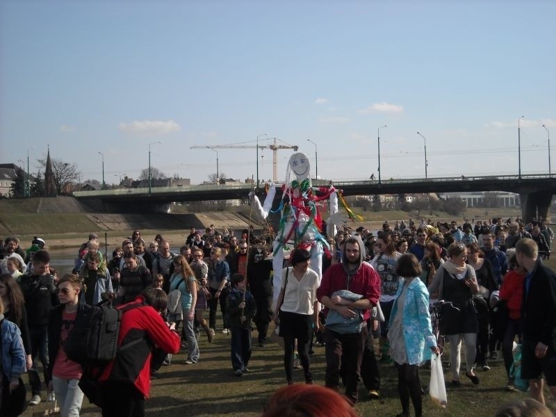 Poznaniacy w sobotę ostatecznie pożegnali zimę. Utopili ja w...