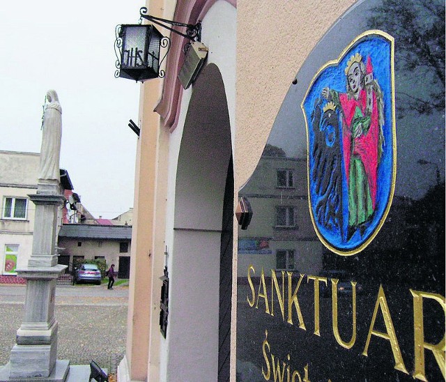 Historyczny herb widnieje na ścianie kościoła w Strumieniu