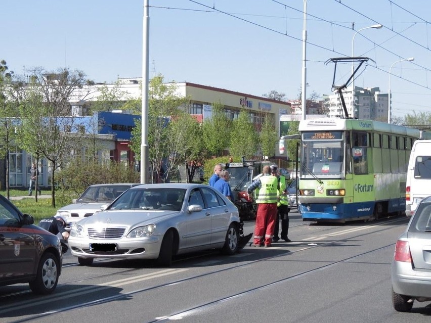 Wrocław: Kolizja tramwaju z samochodem na Grabiszyńskiej (ZDJĘCIA)