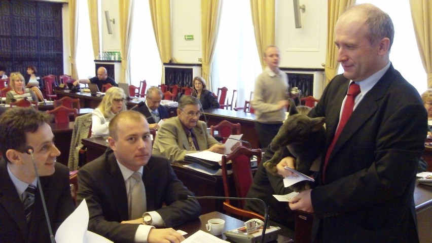 Radny Mateusz Walasek przyszedł na sesję Rady Miejskiej z...