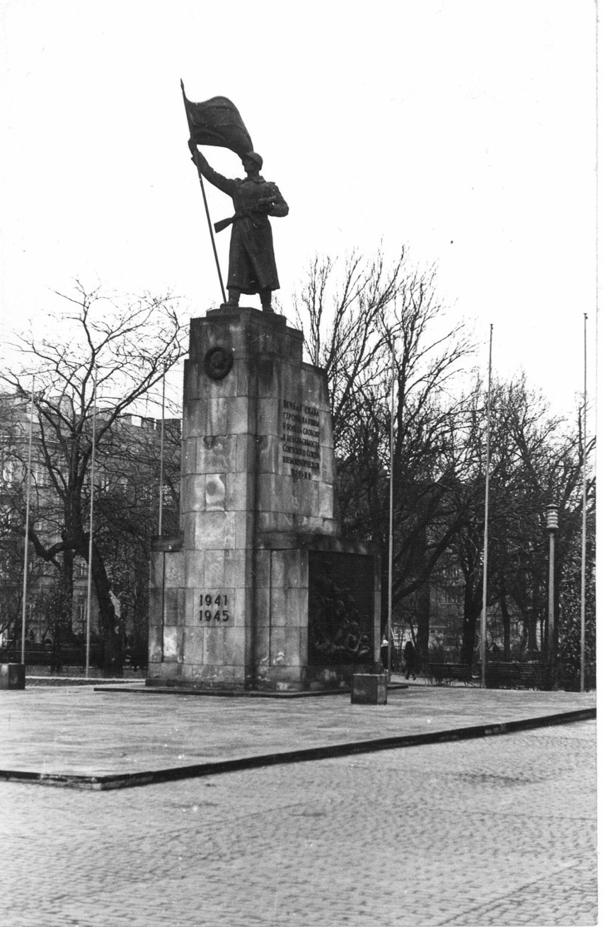 Lublin, pomnik wdzięczności na Placu Litewskim, marzec 1973...