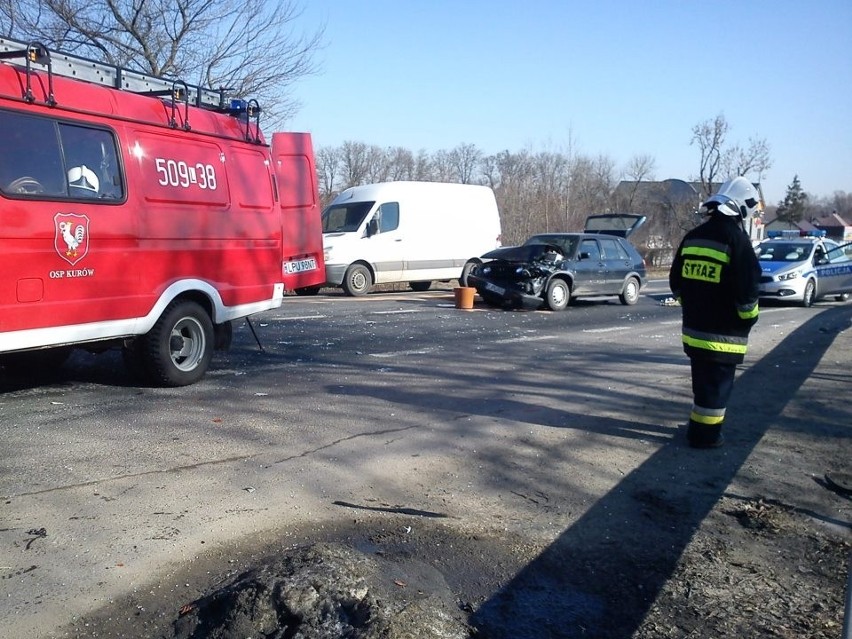 Wypadek w Kurowie: Zderzenie dwóch aut z autobusem
