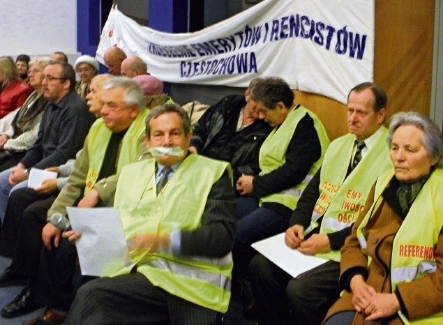 Emeryci i inwalidzi protestowali w sali sesyjnej