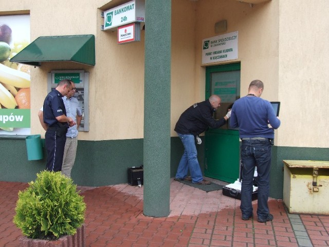 Obie pracownice banku zeznawały wewnątrz, podczas gdy przed wejściem ekipa policyjna zabezpieczała możliwe ślady