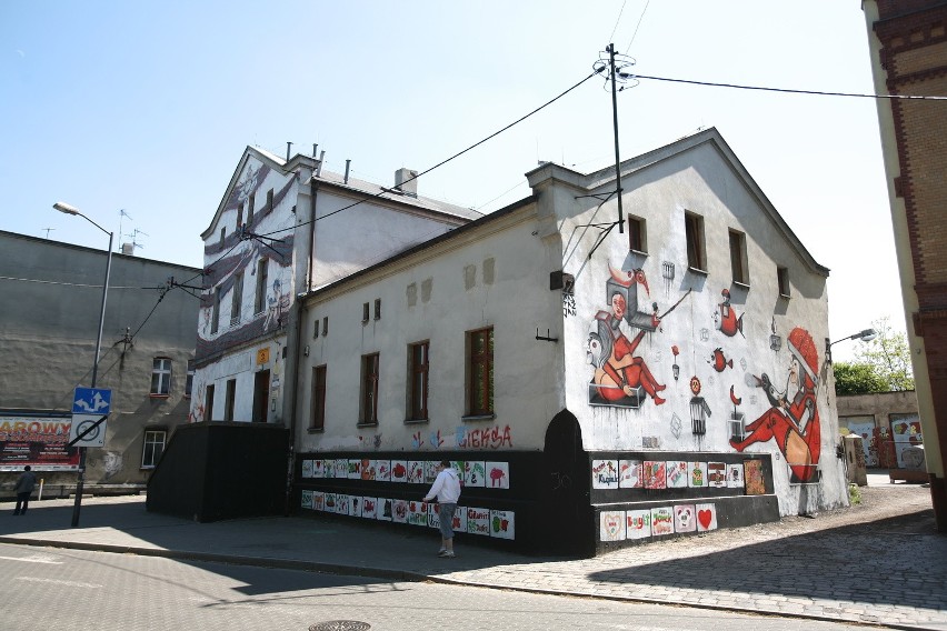 Katowice: Bajkowy mural pokrył cały Dom Aniołów Stróżów
