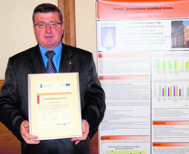 Burmistrz Fryźlewicz z dumą prezentuje certyfikat jakości