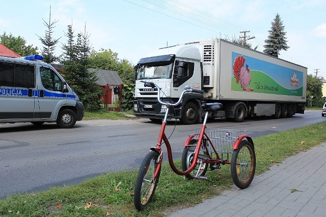 Okszów. 43-letni mężczyzna wjechał trzykołowym rowerem pod tira