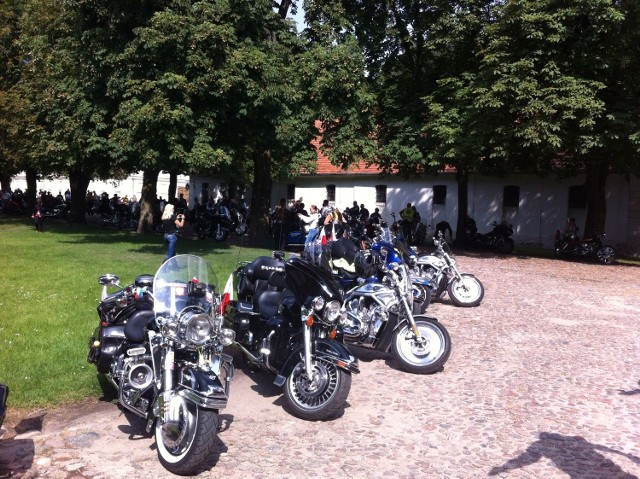 Jedną z atrakcji zlotu był wyjazd 130 motocykli do pałacu w Rogalinie