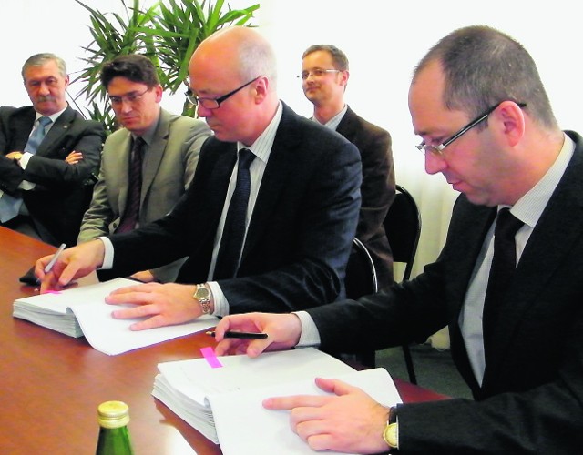 Umowę o sprzedaży produkcji cywilnej podpisali Krzysztof Jagiełło (z prawej) i David Norman