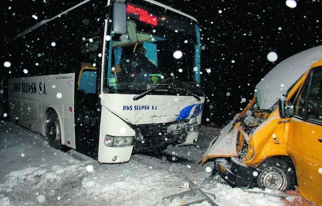 Na trasie Dobojewo - Stołczno zderzyły się autobus, samochód dostawczy i osobówka